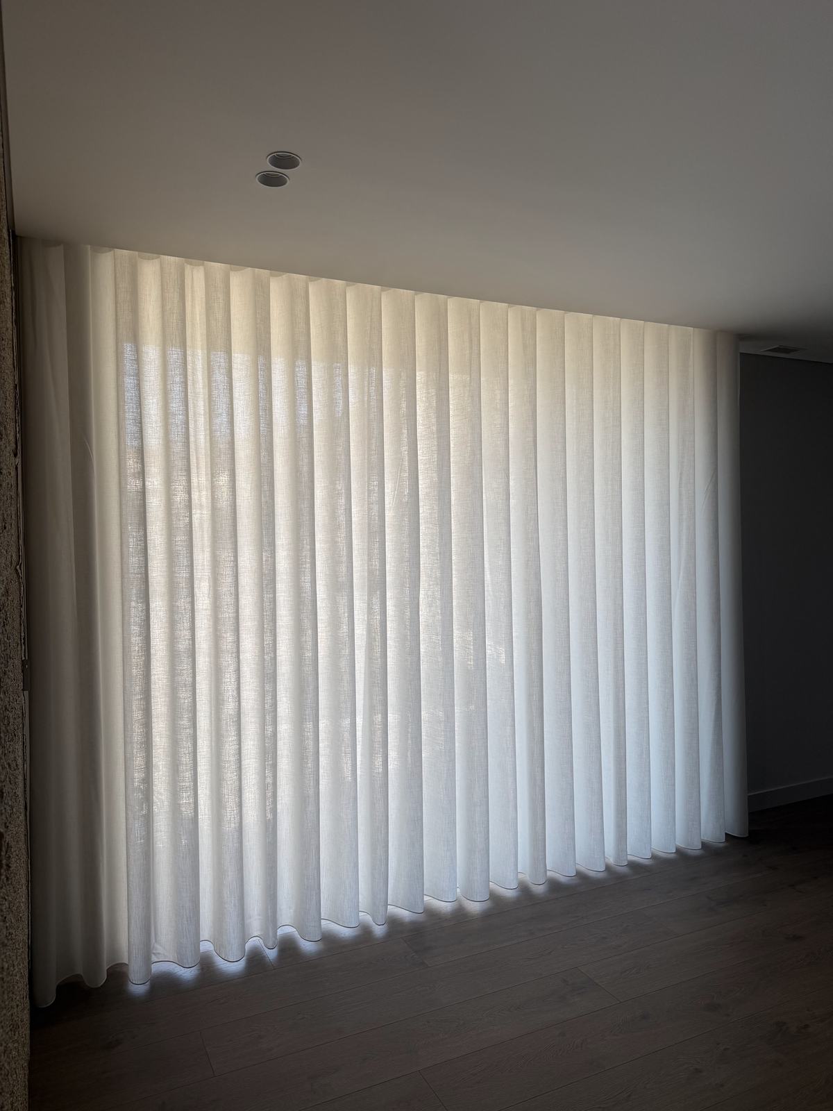 Cortinado de onda a correr ao longo de uma parede comprida